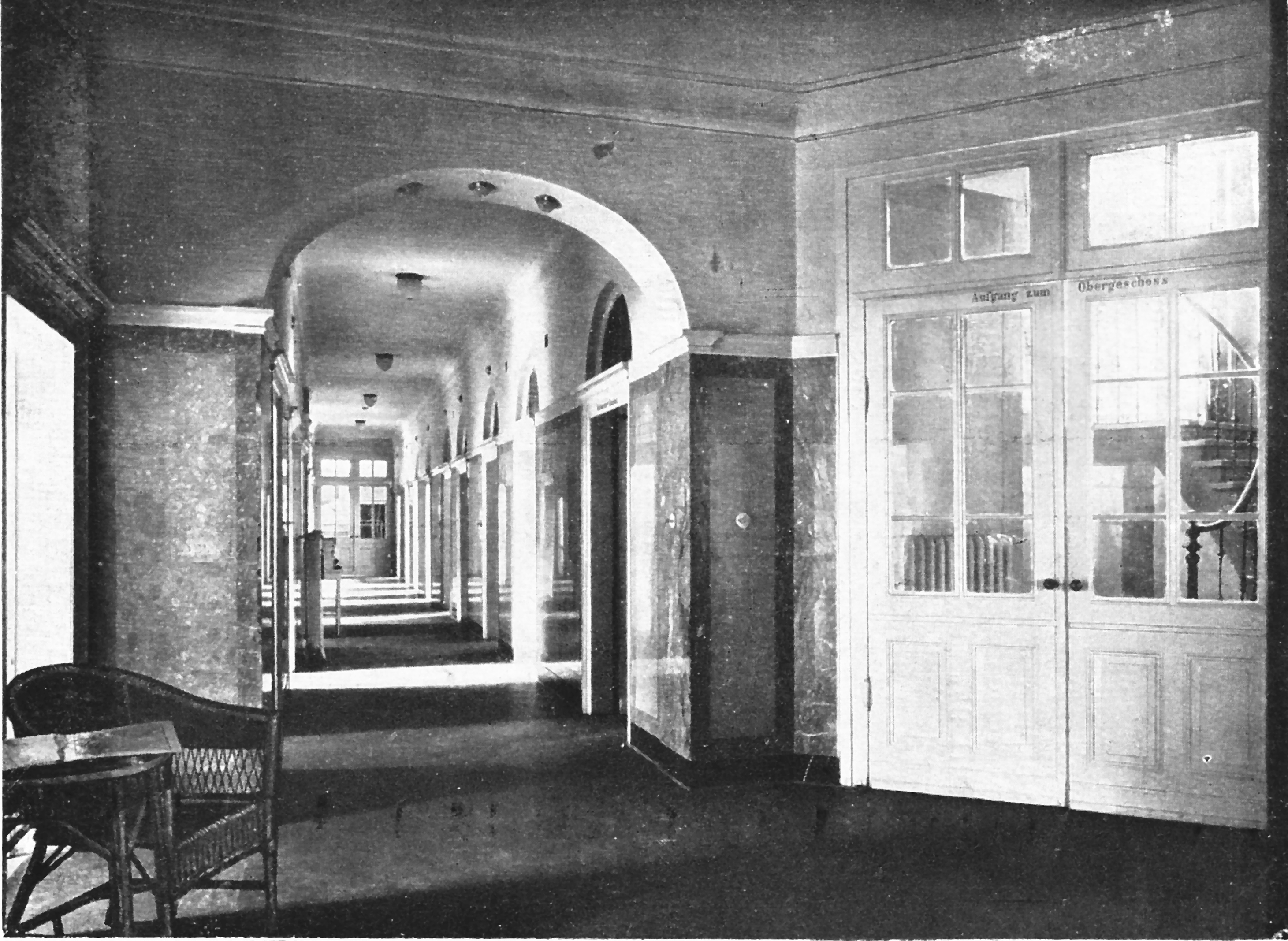 Figure 4: Westlicher Seiteneingang des Kurmittelhauses mit Badezimmern, vermutl. 1930er Jahre.22